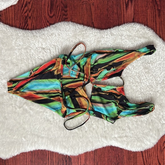 PRETTY LITTLE THING: Green Abstract Print Cut Out Adjustable String Swimsuit - Picture 6 of 7